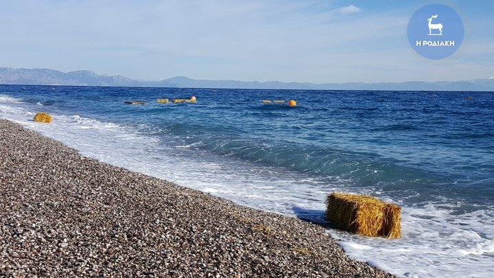 Κεντρική παραλία της Ρόδου γέμισε με μπάλες από άχυρο -Καμία εξήγηση προς το παρόν... [εικόνες] | iefimerida.gr 1