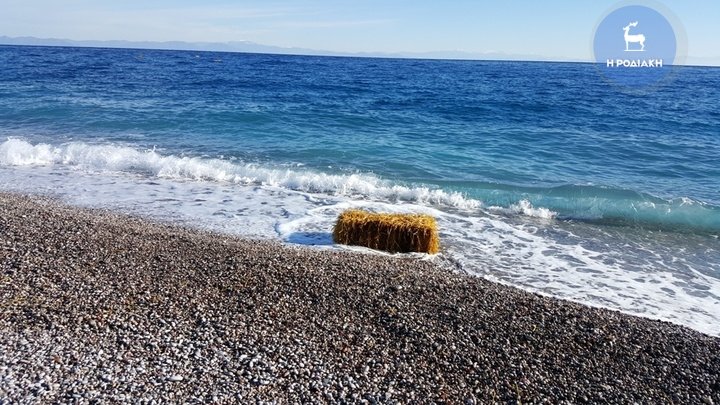 Κεντρική παραλία της Ρόδου γέμισε με μπάλες από άχυρο -Καμία εξήγηση προς το παρόν... [εικόνες] | iefimerida.gr 2