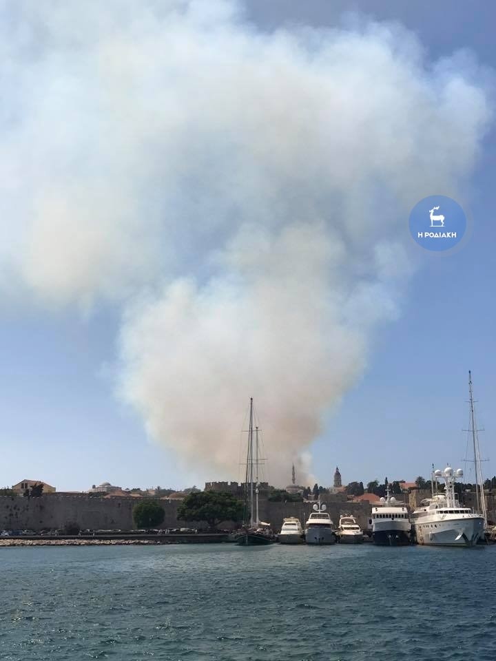 Υπό μερικό έλεγχο η φωτιά στη Ρόδο -Χωρίς ρεύμα η πόλη [εικόνες]  | iefimerida.gr 3