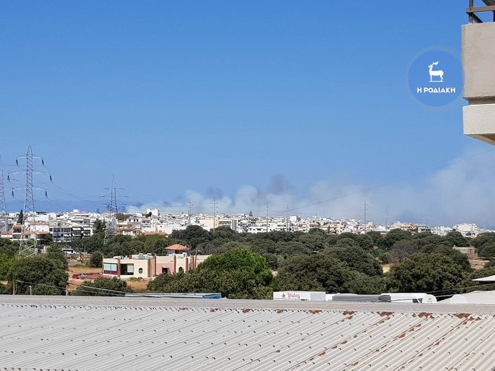 Υπό μερικό έλεγχο η φωτιά στη Ρόδο -Χωρίς ρεύμα η πόλη [εικόνες]  | iefimerida.gr 1