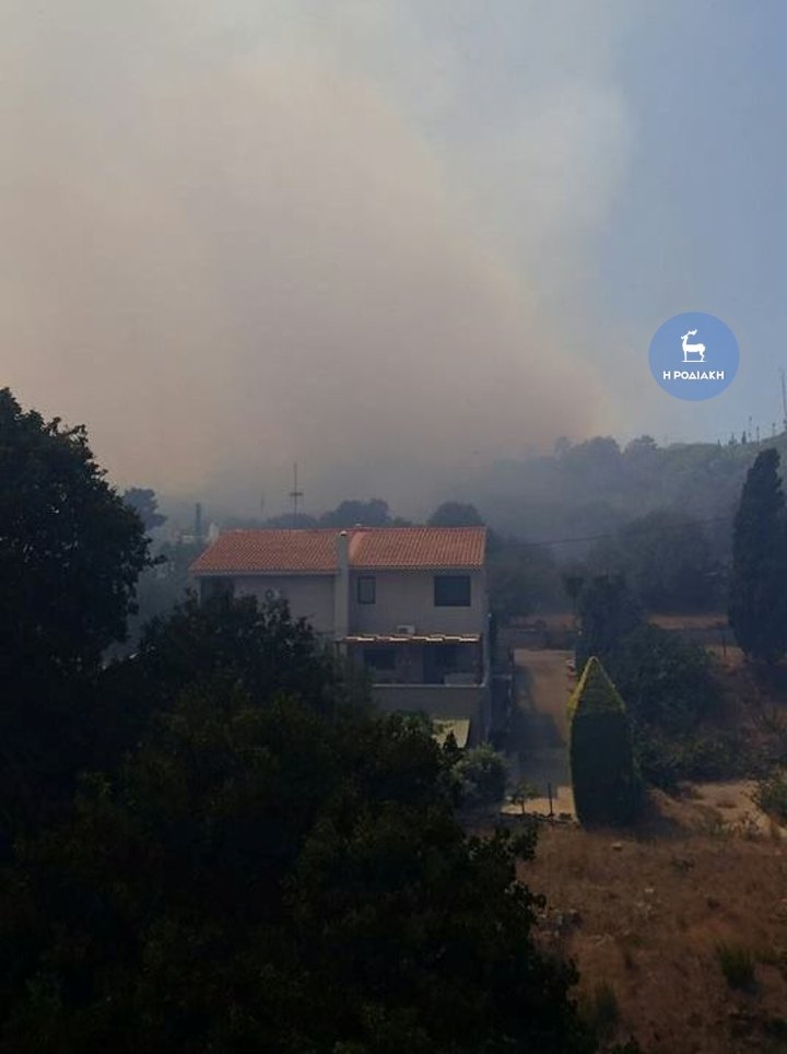 Υπό μερικό έλεγχο η φωτιά στη Ρόδο -Χωρίς ρεύμα η πόλη [εικόνες]  | iefimerida.gr 0