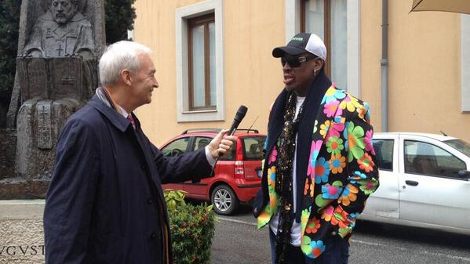 Ο Ντένις Ρόντμαν στο Βατικανό «προσεύχεται» για τον πρώτο μαύρο Πάπα [εικόνες] | iefimerida.gr 1