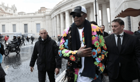 Ο Ντένις Ρόντμαν στο Βατικανό «προσεύχεται» για τον πρώτο μαύρο Πάπα [εικόνες] | iefimerida.gr 3