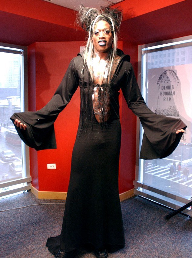 Με ξανθιά μοϊκάνα και βαρύ make up εμφανίστηκε ο Ντένις Ρόντμαν [εικόνες] | iefimerida.gr 3