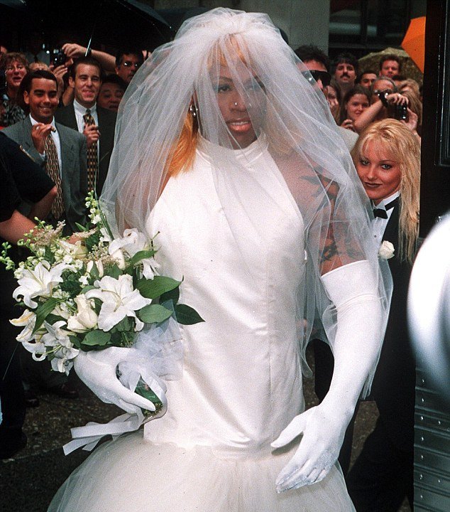 Με ξανθιά μοϊκάνα και βαρύ make up εμφανίστηκε ο Ντένις Ρόντμαν [εικόνες] | iefimerida.gr 4