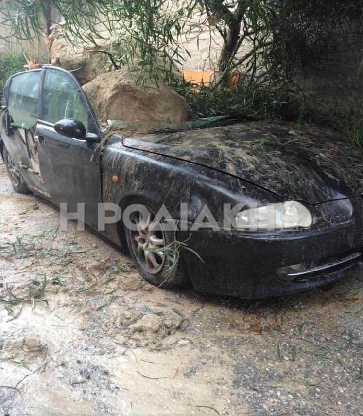 Είχε τύχη βουνό -Βράχοι καταπλάκωσαν το αυτοκίνητο Ροδίτη οδηγού, μόλις εκείνος βγήκε από το όχημα [εικόνες] | iefimerida.gr 1