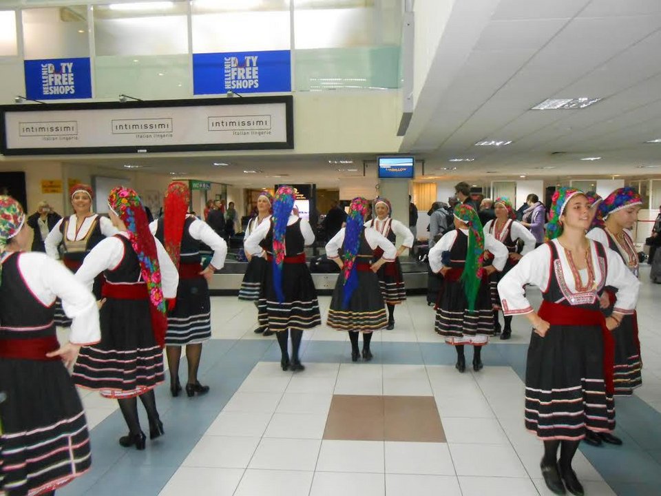 Η κάθοδος των Βρετανών στη Ρόδο: Τους υποδέχθηκαν με χορούς και τραγούδια [εικόνες] | iefimerida.gr 0