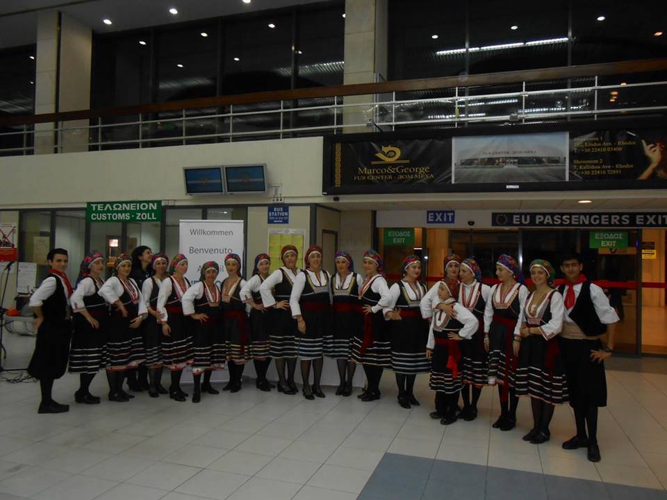 Η κάθοδος των Βρετανών στη Ρόδο: Τους υποδέχθηκαν με χορούς και τραγούδια [εικόνες] | iefimerida.gr 4