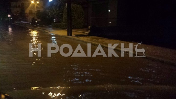 Μνήμες από τις φονικές βροχοπτώσεις του 2013 ξύπνησαν στη Ρόδο: Ποτάμια οι δρόμοι [βίντεο & εικόνες] | iefimerida.gr 4