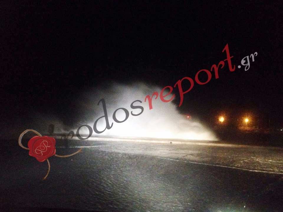 H θάλασσα βγήκε στη στεριά στη Ρόδο [βίντεο & εικόνες] | iefimerida.gr 1