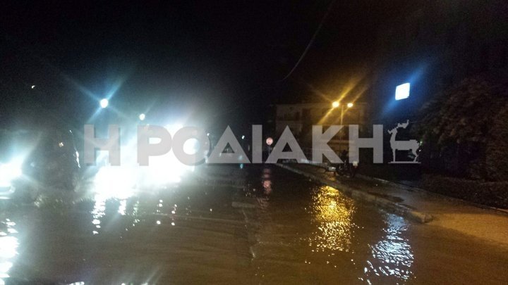Μνήμες από τις φονικές βροχοπτώσεις του 2013 ξύπνησαν στη Ρόδο: Ποτάμια οι δρόμοι [βίντεο & εικόνες] | iefimerida.gr 3