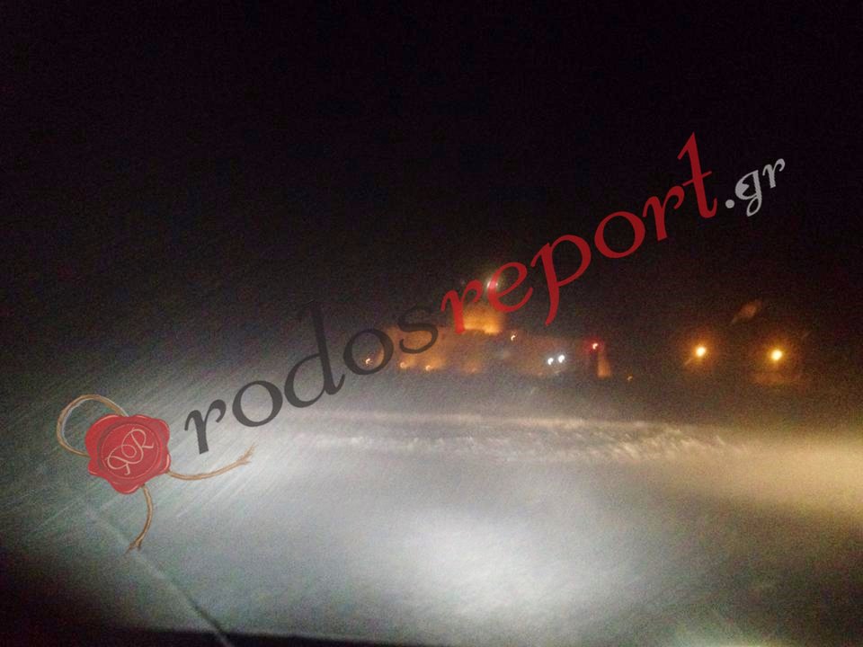 H θάλασσα βγήκε στη στεριά στη Ρόδο [βίντεο & εικόνες] | iefimerida.gr 0