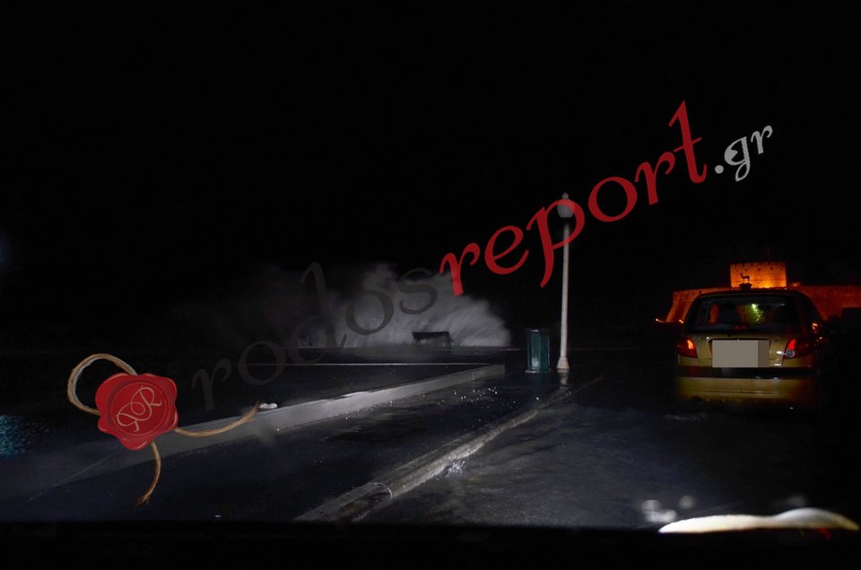 H θάλασσα βγήκε στη στεριά στη Ρόδο [βίντεο & εικόνες] | iefimerida.gr 2