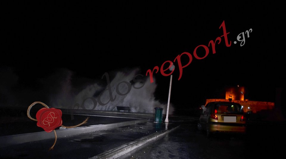 H θάλασσα βγήκε στη στεριά στη Ρόδο [βίντεο & εικόνες] | iefimerida.gr 3