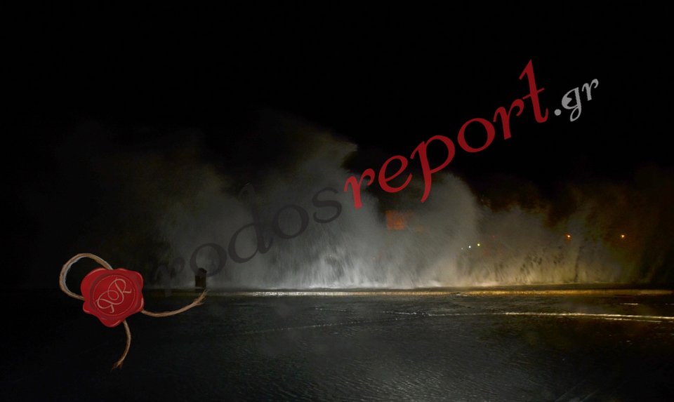 H θάλασσα βγήκε στη στεριά στη Ρόδο [βίντεο & εικόνες] | iefimerida.gr 6