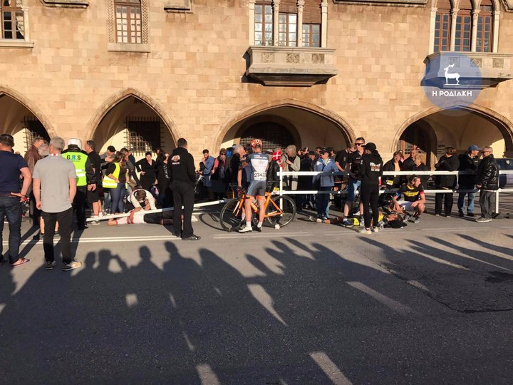 Ρόδος: Επτά ποδηλάτες τραυματίστηκαν σε αγώνα -Οι 3 συγκρούστηκαν με μοτοσυκλέτα της ΕΛΑΣ! [εικόνες & βίντεο] | iefimerida.gr 2
