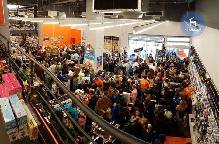 Πανικός για την Black Friday σε όλη την Ελλάδα [εικόνες & βίντεο] | iefimerida.gr 9