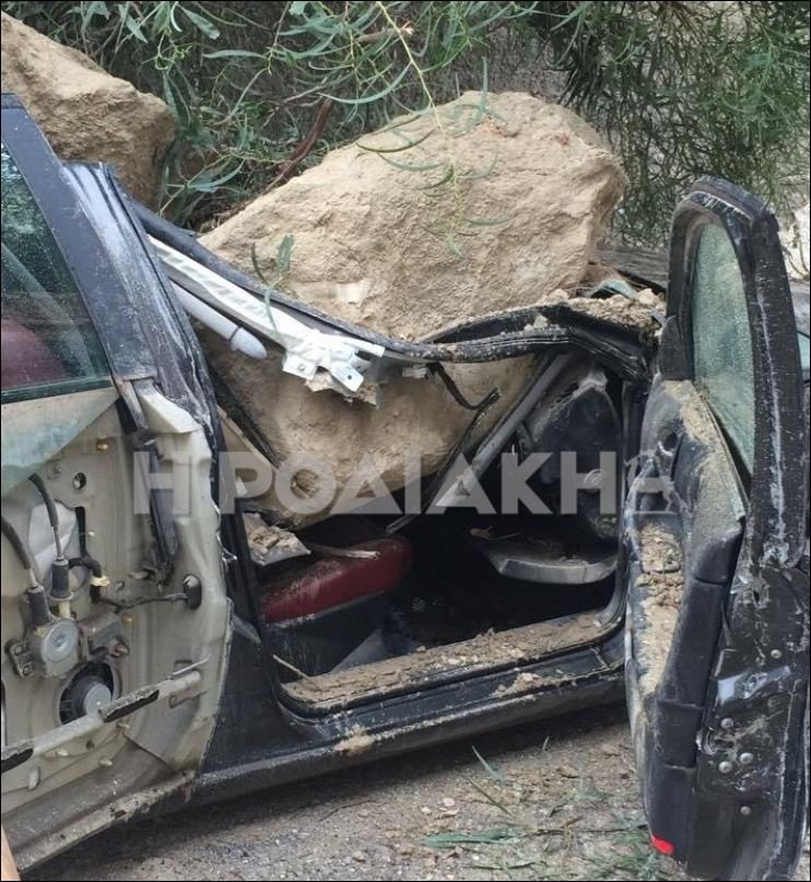 Είχε τύχη βουνό -Βράχοι καταπλάκωσαν το αυτοκίνητο Ροδίτη οδηγού, μόλις εκείνος βγήκε από το όχημα [εικόνες] | iefimerida.gr 0