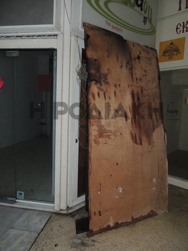 Εμπρηστική επίθεση στα γραφεία του ΠΑΣΟΚ και της Χρυσής Αυγής στη Ρόδο [εικόνες] | iefimerida.gr 1