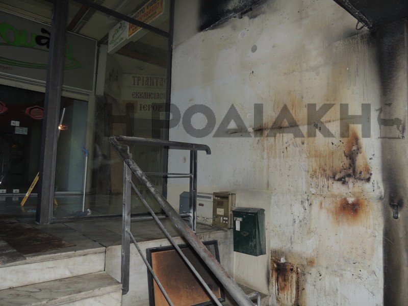 Εμπρηστική επίθεση στα γραφεία του ΠΑΣΟΚ και της Χρυσής Αυγής στη Ρόδο [εικόνες] | iefimerida.gr 2