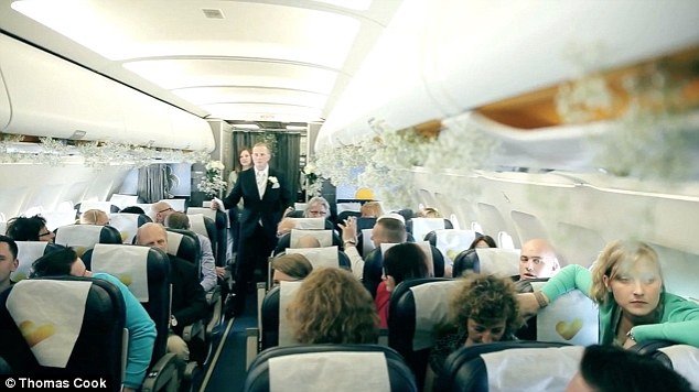 Γάμος... υψηλών προδιαγραφών -Παντρεύτηκαν στη Ρόδο σε ύψος 30.000 ποδιών [εικόνες & βίντεο] | iefimerida.gr 2