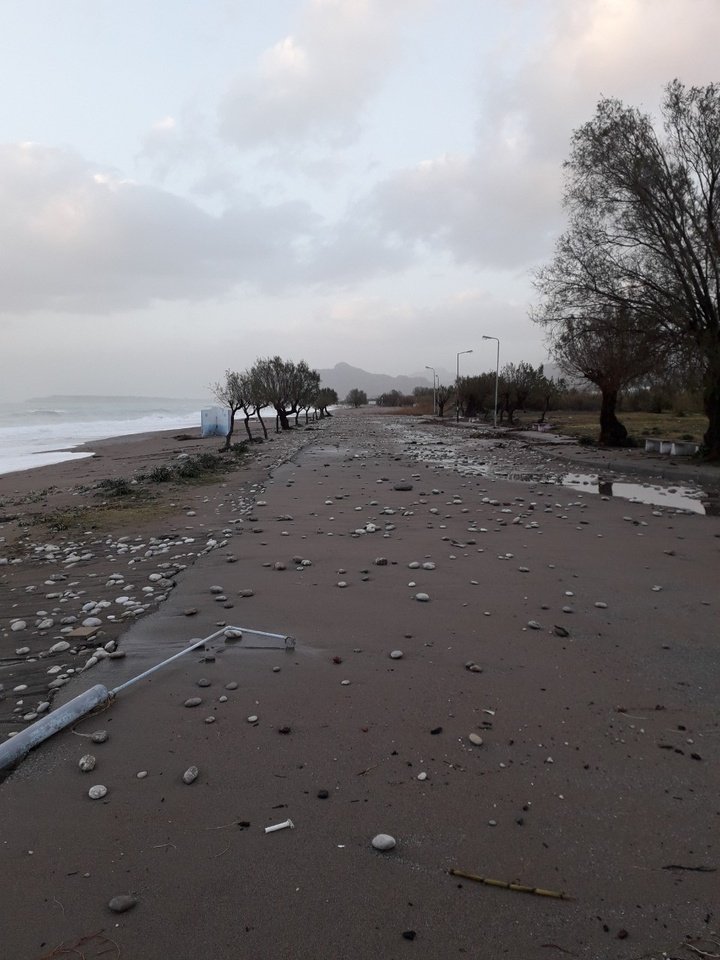 Κολωνες της ΔΕΗ βρέθηκαν στη μέση του δρόμου