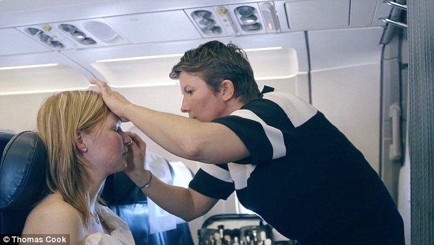 Γάμος... υψηλών προδιαγραφών -Παντρεύτηκαν στη Ρόδο σε ύψος 30.000 ποδιών [εικόνες & βίντεο] | iefimerida.gr 3