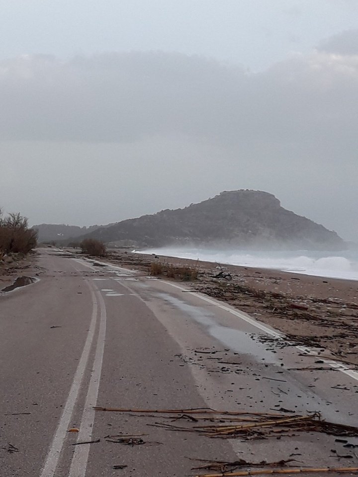 Λόγω των θυελλωδών ανέμων υπήρχε πρόβλημα στην κυκλοφορία των οχημάτων ενω υπήρξαν διακοπές ρεύματος
