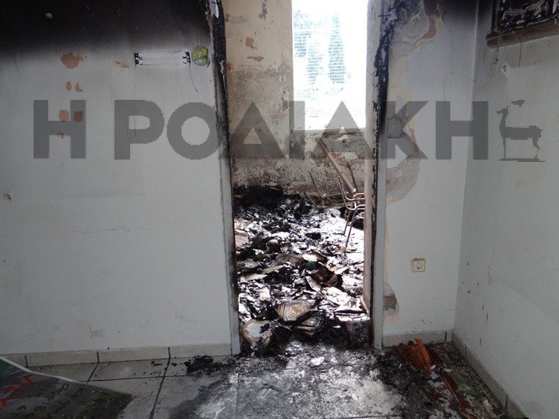 Εμπρηστική επίθεση στα γραφεία του ΠΑΣΟΚ και της Χρυσής Αυγής στη Ρόδο [εικόνες] | iefimerida.gr 0