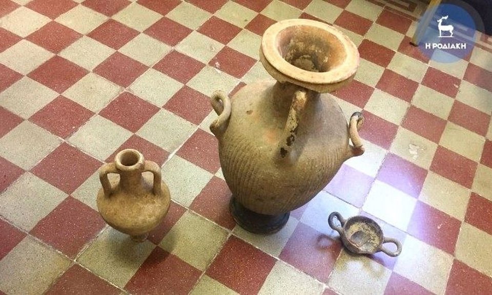 Κρατούσαν σε σπίτι εντυπωσιακό κίονα παλαιοχριστιανικής περιόδου και αρχαία αγγεία [εικόνες] | iefimerida.gr 0