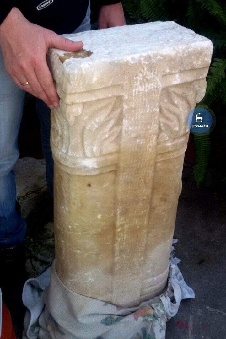 Κρατούσαν σε σπίτι εντυπωσιακό κίονα παλαιοχριστιανικής περιόδου και αρχαία αγγεία [εικόνες] | iefimerida.gr 1