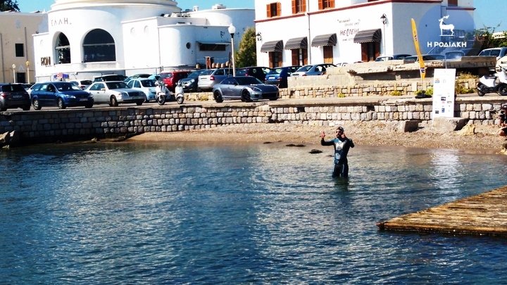 O Σπύρος Χρυσικόπουλος ετοιμάζεται να βουτήξει στο σημείο εκκίνησης