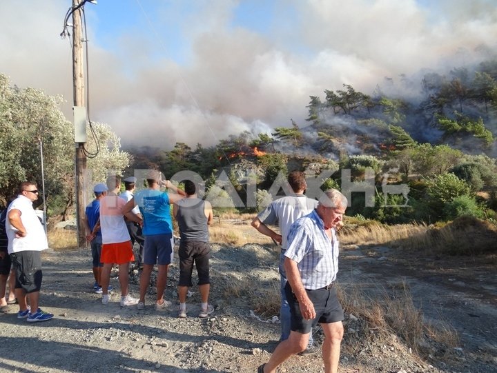 Μαίνεται ανεξέλεγκτη η φωτιά στη Ρόδο [εικόνες και βίντεο] | iefimerida.gr 3