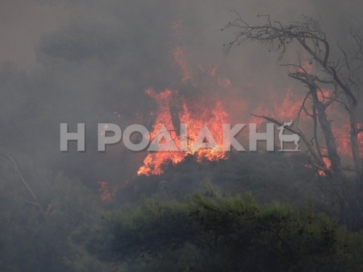 Μαίνεται ανεξέλεγκτη η φωτιά στη Ρόδο [εικόνες και βίντεο] | iefimerida.gr 1