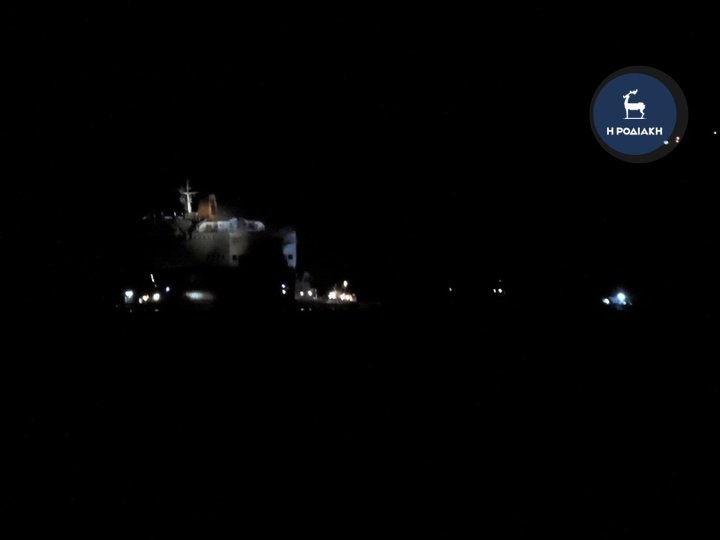 Κατασβέστηκε η πυρκαγιά στο πλοίο ανοιχτά της Ρόδου [εικόνες] | iefimerida.gr 2