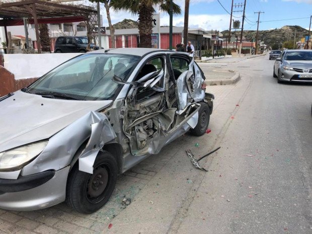 Ρόδος: Γερανός εν κινήσει κατέστρεψε αυτοκίνητα [εικόνες] | iefimerida.gr 4