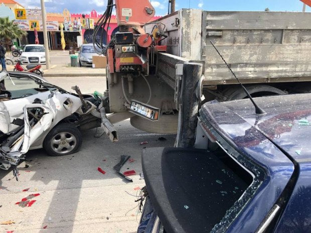 Ρόδος: Γερανός εν κινήσει κατέστρεψε αυτοκίνητα [εικόνες] | iefimerida.gr 0