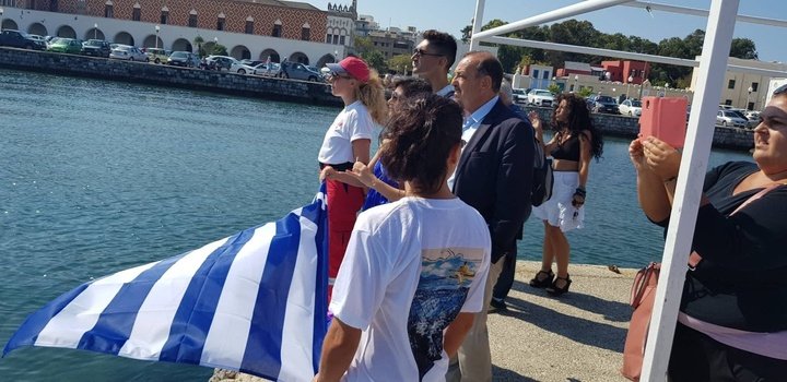 Ο δήμαρχος Ρόδου και πολλοί θεατές παρακολουθούν την εκκίνηση του κολυμβητή