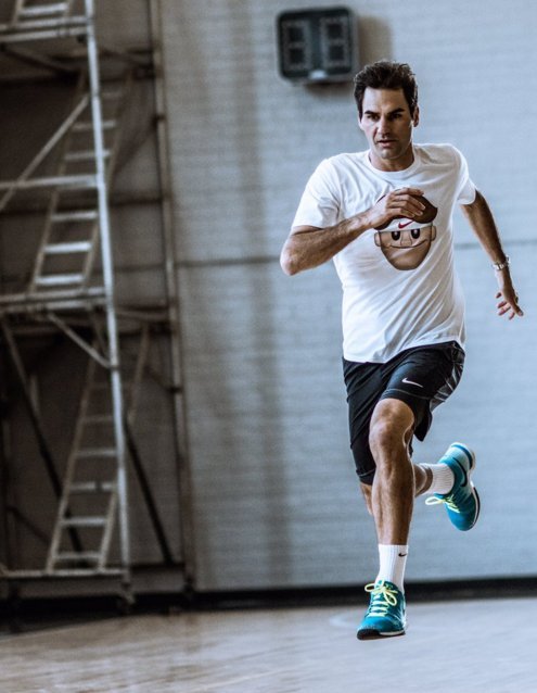 Ο Φέντερερ κυκλοφορεί πλέον με emoji - Τα νέα μπλουζάκια που γίνονται ανάρπαστα [εικόνες] | iefimerida.gr 1