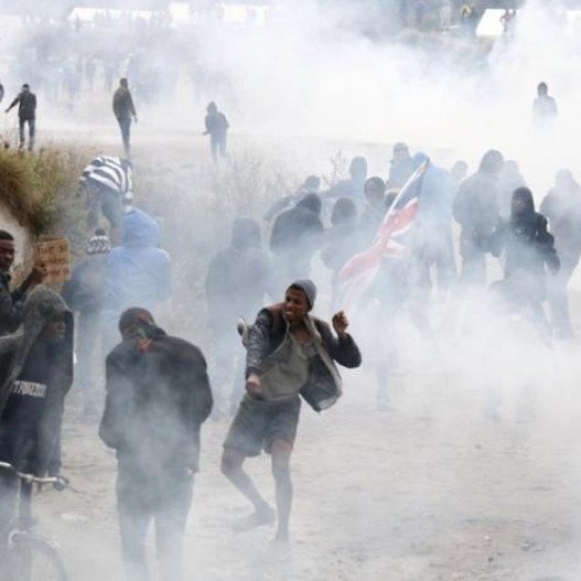 Ενταση στη «Ζούγκλα» του Καλαί -H αστυνομία συγκρούστηκε με πρόσφυγες, 3 τραυματίες [εικόνα] | iefimerida.gr 0