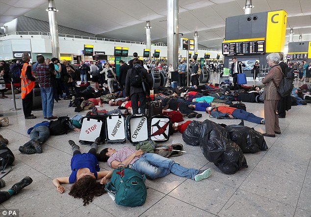 Γέμισε με «πτώματα» το αεροδρόμιο του Χίθροου -Δεκάδες διαδηλωτές παρίσταναν τους νεκρούς [εικόνες]  | iefimerida.gr 1