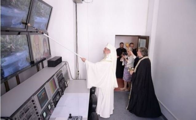 Ενας ανορθόδοξος αγιασμός -Ο Πατριάρχης της Ρουμανίας  ευλογεί με... μπατανόβουρτσα [εικόνες] | iefimerida.gr 0