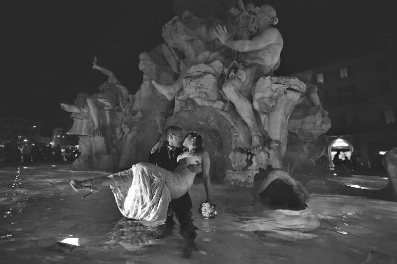 Νέα μόδα: Ελληνες νεόνυμφοι ταξιδεύουν στο εξωτερικό, ξαναντύνονται νύφες και γαμπροί και ξαναφωτογραφίζονται! [εικόνες] | iefimerida.gr 9