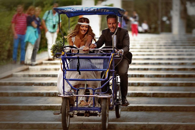 Νέα μόδα: Ελληνες νεόνυμφοι ταξιδεύουν στο εξωτερικό, ξαναντύνονται νύφες και γαμπροί και ξαναφωτογραφίζονται! [εικόνες] | iefimerida.gr 10