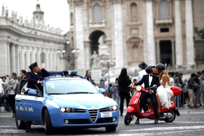 Νέα μόδα: Ελληνες νεόνυμφοι ταξιδεύουν στο εξωτερικό, ξαναντύνονται νύφες και γαμπροί και ξαναφωτογραφίζονται! [εικόνες] | iefimerida.gr 11