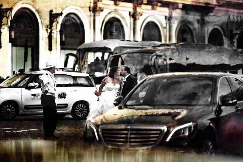 Νέα μόδα: Ελληνες νεόνυμφοι ταξιδεύουν στο εξωτερικό, ξαναντύνονται νύφες και γαμπροί και ξαναφωτογραφίζονται! [εικόνες] | iefimerida.gr 1