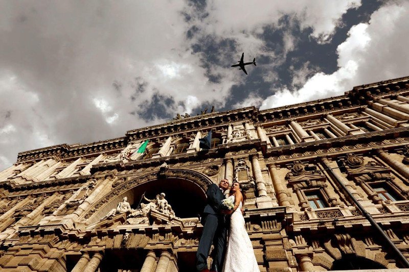 Νέα μόδα: Ελληνες νεόνυμφοι ταξιδεύουν στο εξωτερικό, ξαναντύνονται νύφες και γαμπροί και ξαναφωτογραφίζονται! [εικόνες] | iefimerida.gr 2