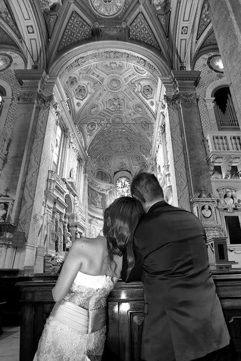 Νέα μόδα: Ελληνες νεόνυμφοι ταξιδεύουν στο εξωτερικό, ξαναντύνονται νύφες και γαμπροί και ξαναφωτογραφίζονται! [εικόνες] | iefimerida.gr 3