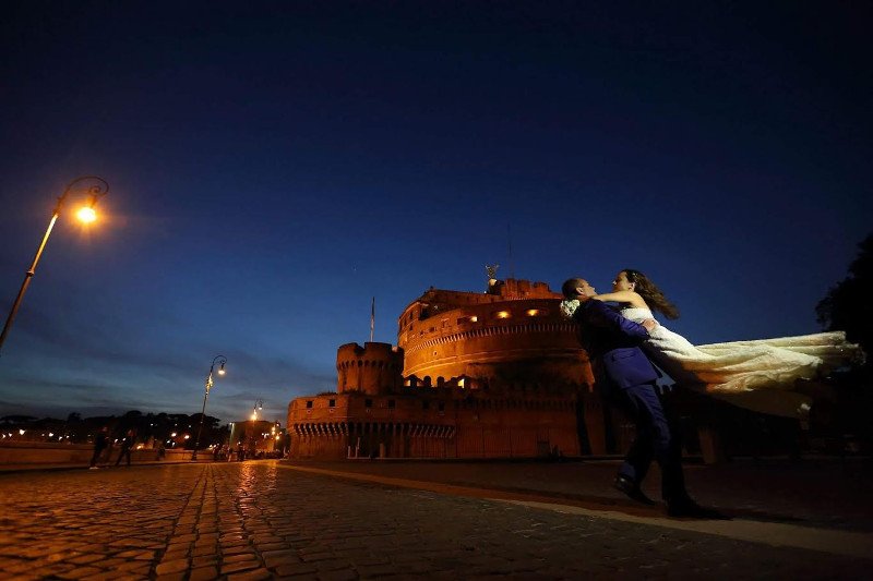 Νέα μόδα: Ελληνες νεόνυμφοι ταξιδεύουν στο εξωτερικό, ξαναντύνονται νύφες και γαμπροί και ξαναφωτογραφίζονται! [εικόνες] | iefimerida.gr 4