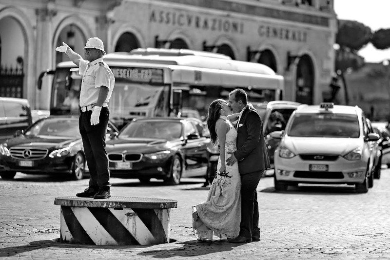 Νέα μόδα: Ελληνες νεόνυμφοι ταξιδεύουν στο εξωτερικό, ξαναντύνονται νύφες και γαμπροί και ξαναφωτογραφίζονται! [εικόνες] | iefimerida.gr 5